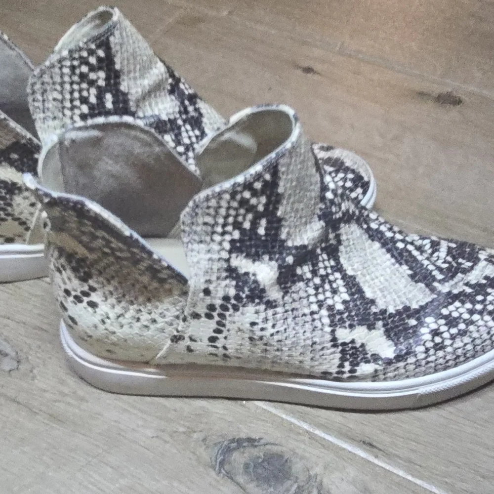 Steve Madden Monochrome Snake Pattern Sneakers